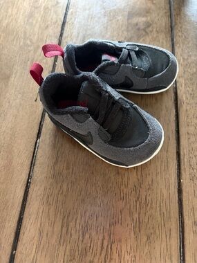 Nike Toddler Grey and Black Sneakers with Red Pull Tab